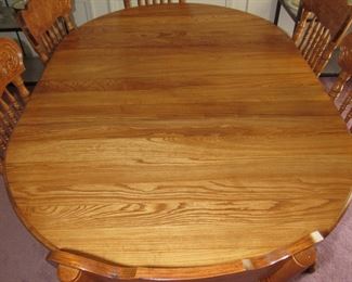 Nice oak dining table & 6 chairs