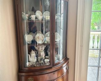 Curved corner display cabinet