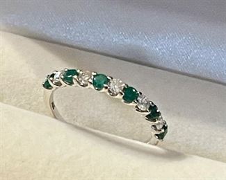 18K WHITE GOLD AND EMERALD BAND RING