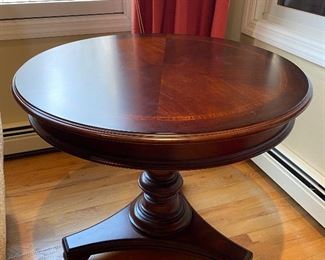 Thomasville Fredericksburg 30” Round Lamp Table - Cherry Finish