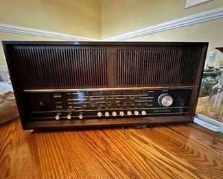 Great vintage radio. 