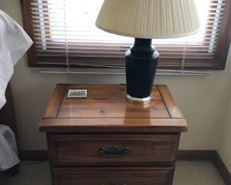 PAIR OF NIGHTSTANDS