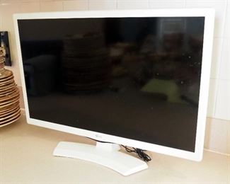 LG Flat Screen 24" Television, Model 4003925, Powers On