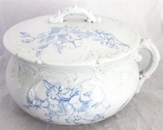 10 - Mellor and Company chamber pot with lid - 8 x 10
