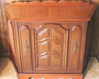 149 - Vintage RCA/Victor Console Radio/Record 38x18x29
