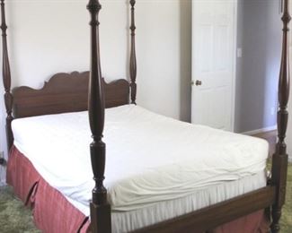 202 - Full Size Poster Bed, Bedding not Included 58x78x76
