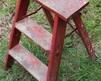 402 - Step ladder - 23 x 18 x 16
