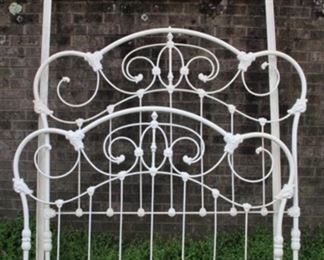 419 - Vintage full size iron bed - 62.5 x 54 x 74
