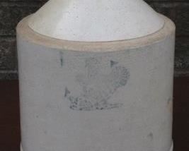 426 - Stoneware chicken waterer - 7"
