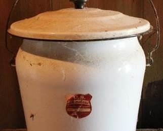 444 - US Standard enamelware 10" bucket w/ lid
