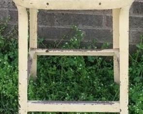 473 - Metal stool - 23.5 x 13 x 13
