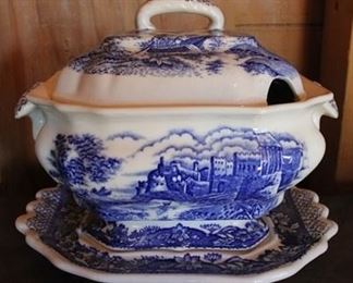 561 - Blue & white tureen with underplate 9 x 8
