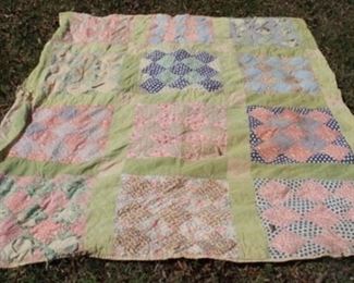 574 - Vintage hand stitched quilt - 76 x 61