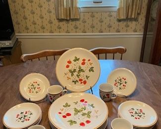 Strawberries Cream Stoneware