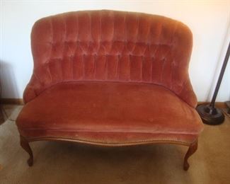 Velveteen settee with tufted back
