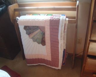 Fan quilt on quilt stand