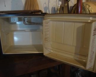 1.5 cu ft compact refrigerator