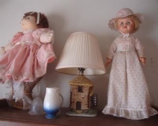 Dolls, lamp w house base