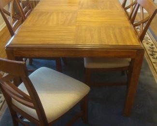 Dining table w 6 chairs, 2 leaves and all pads