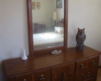 Dresser w mirror and 9 drawers