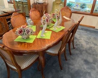 Drexel Dining Room Table with 6 Chairs, 2 Leaves and Pads