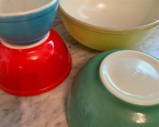 vintage Pyrex nested bowl set