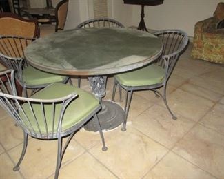 PAWLEY round table and chairs