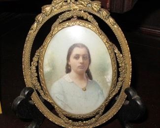 Pawley guilded oval frame with mini portrait