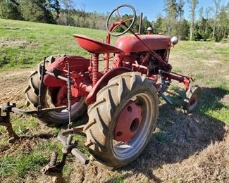 love this ole farmall tractor , i think it will run