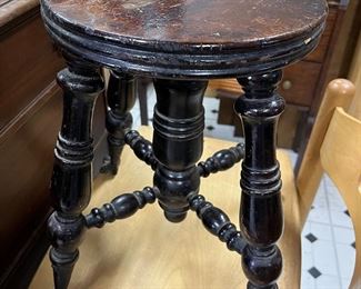 Piano seat with claw feet