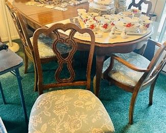 Thomasville Dining Table w/ 6 Chairs 3 Leaves & Covers 