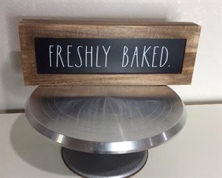 Rotating Cake Decorating Stand