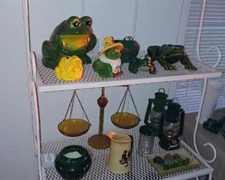 Bakers rack, Frogs