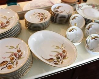 H&G Golden Chestnut China Set