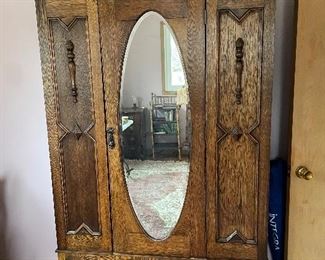 Beautiful oak wardrobe cabinet in mint condition 