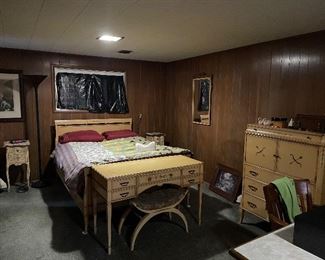Antiqued full size bedroom set vanity w/ stool. 