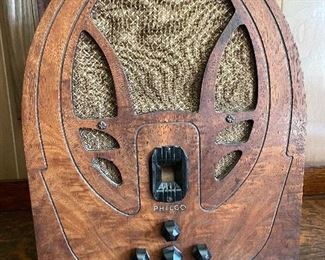 Philco vintage cathedral radio case is in very good condition. Powers on and lights up. 