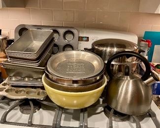 Assorted bakeware, large vintage yellow Pyrex bowl 