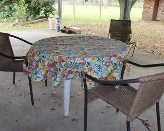 3 Outdoor Chairs - Table