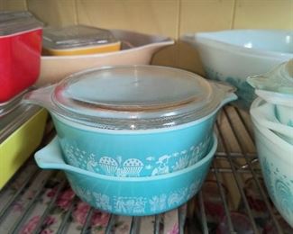"Farmer"Pyrex dishes