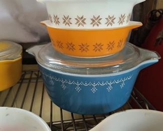 Assorted Pyrex bowls