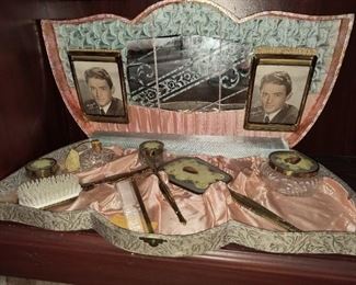 Very nice dresser / makeup kit