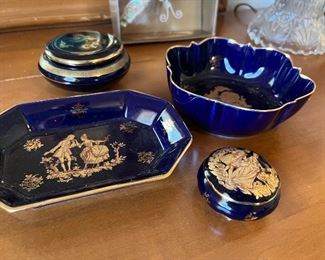 blue porcelain pottery with colonial theme
