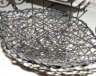 Wire leaf fruit basket