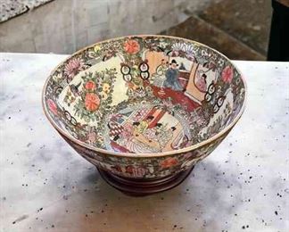 Chinese Hand Painted Rose Medallion Porcelain Serving Bowl
