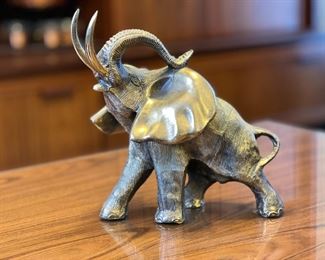 8in Metal Elephant Sculpture 	8.5 x 8 x 6.5in	HxWxD
