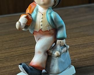 Vintage Hummel Goebel Merry Wanderer 11 2/01 Figurine 	4.25 inches high.	
