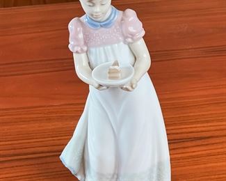 Lladro # 5429 Happy Birthday Girl w/ Cake Porcelain Figurine 	8in H	
