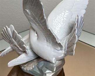 Lladro 6291 Love Nest Dove Porcelain Figurine 	9.5 inches high.	
