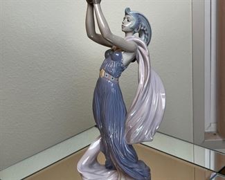 Lladro Princess of Peace Porcelain Figurine 6324 	17 inches high	
